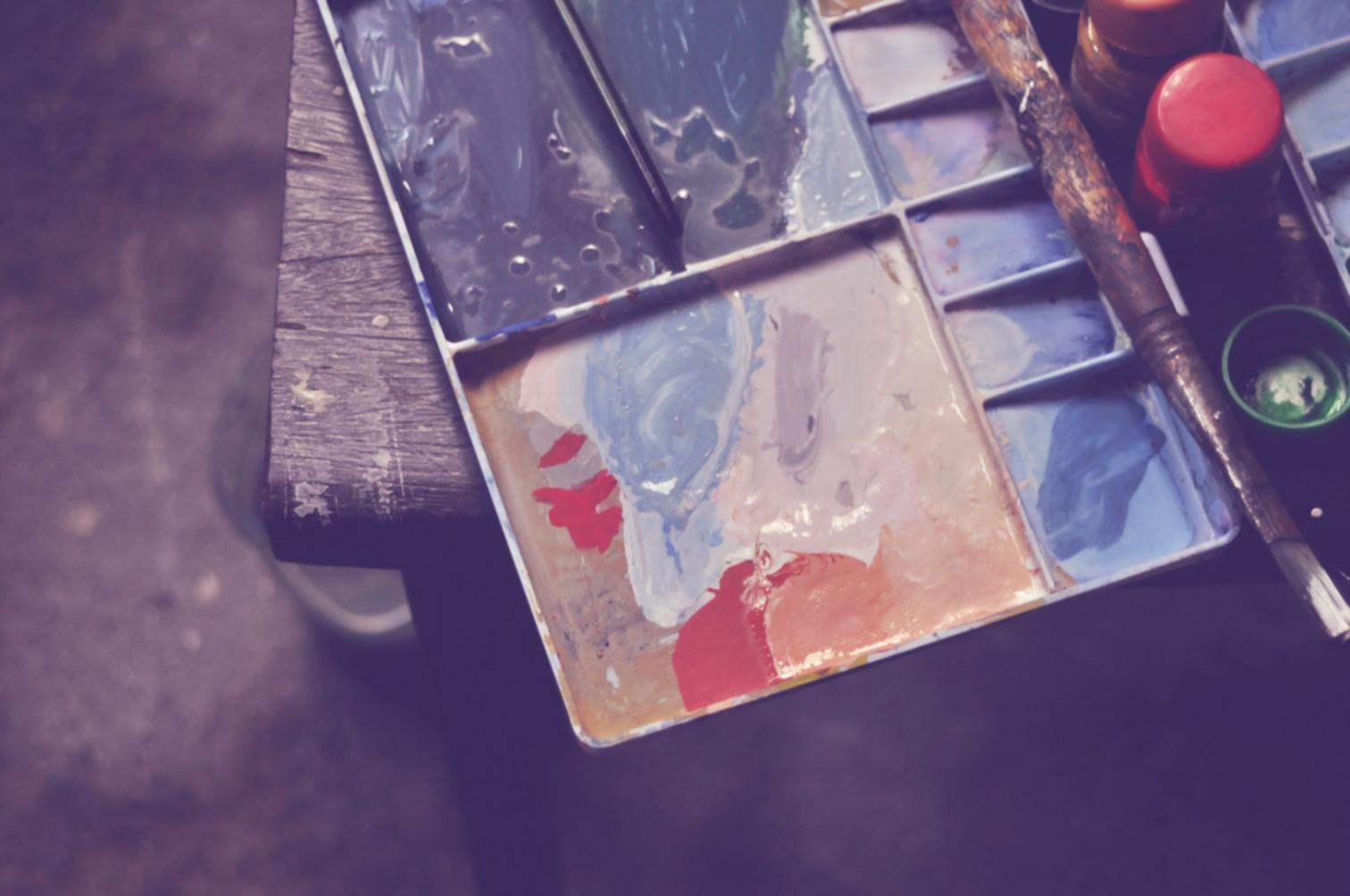 Студенти працюють з кольоровими схемами під час дистанційного навчання